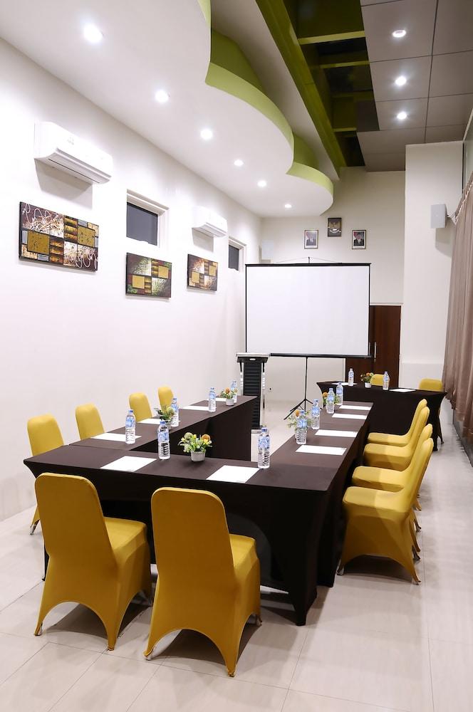 Biz Boulevard Hotel Manado Dış mekan fotoğraf
