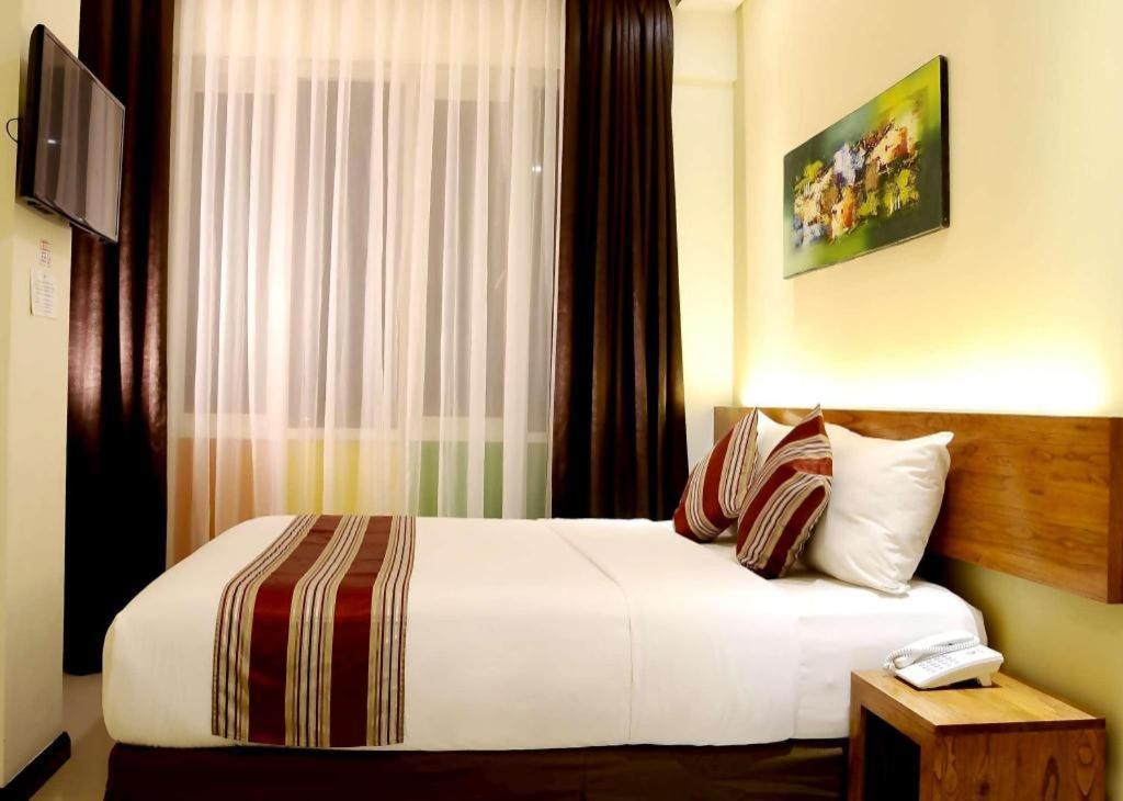 Biz Boulevard Hotel Manado Dış mekan fotoğraf