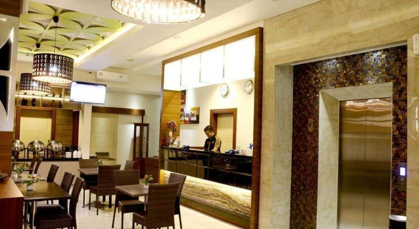 Biz Boulevard Hotel Manado Dış mekan fotoğraf